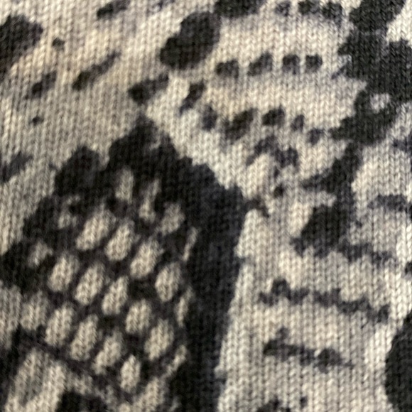 Jones of NY gray/blk snakeskin pattern sweater -Size Medium - Picture 6 of 10